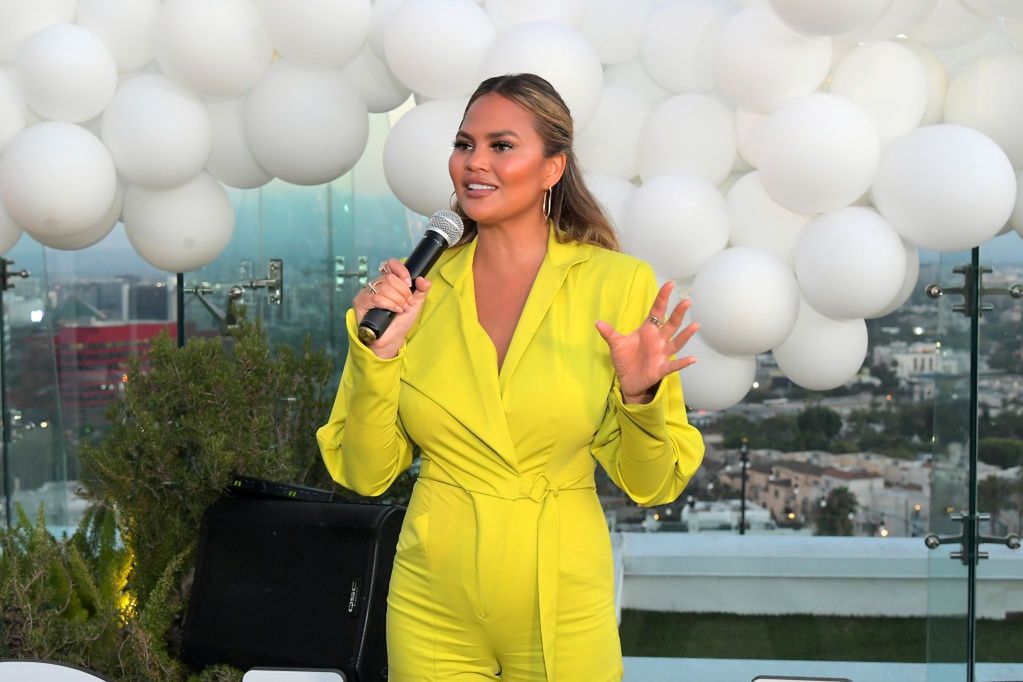 Spalona słońcem Chrissy Teigen pozuje w ręczniku. Pierwszy raz od wyjęcia implantów