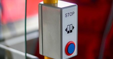 Warszawa. Zimno, więc potrzebne gorące guziki. Sam otwieraj drzwi w tramwaju