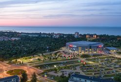 Jedyna taka hala na świecie. Leży na granicy dwóch miast