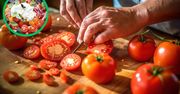 Pokrój pomidory i dodaj słodki owoc. Gościom pospadają buty z zachwytu