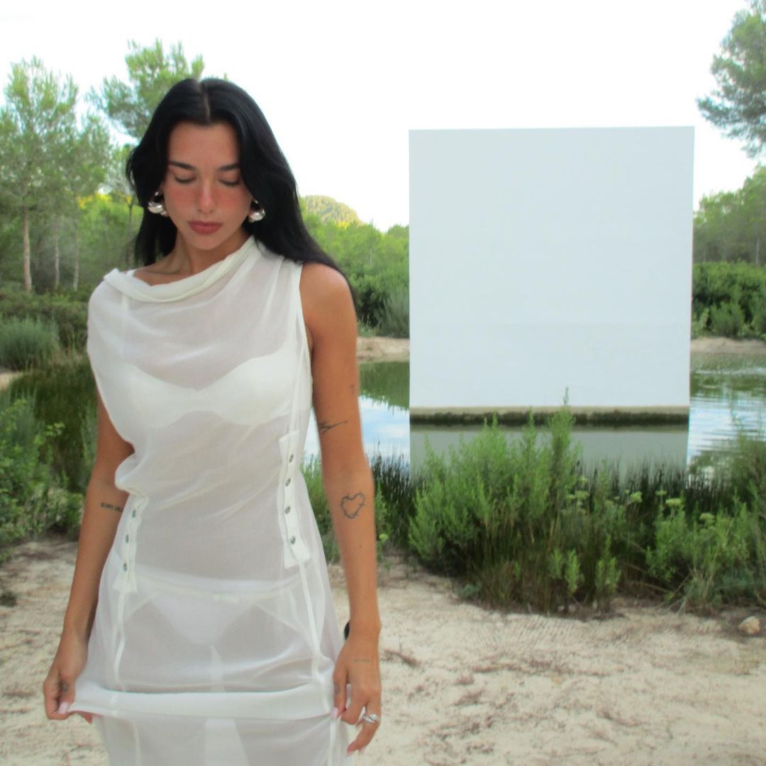 Dua Lipa w białej "naked dress"