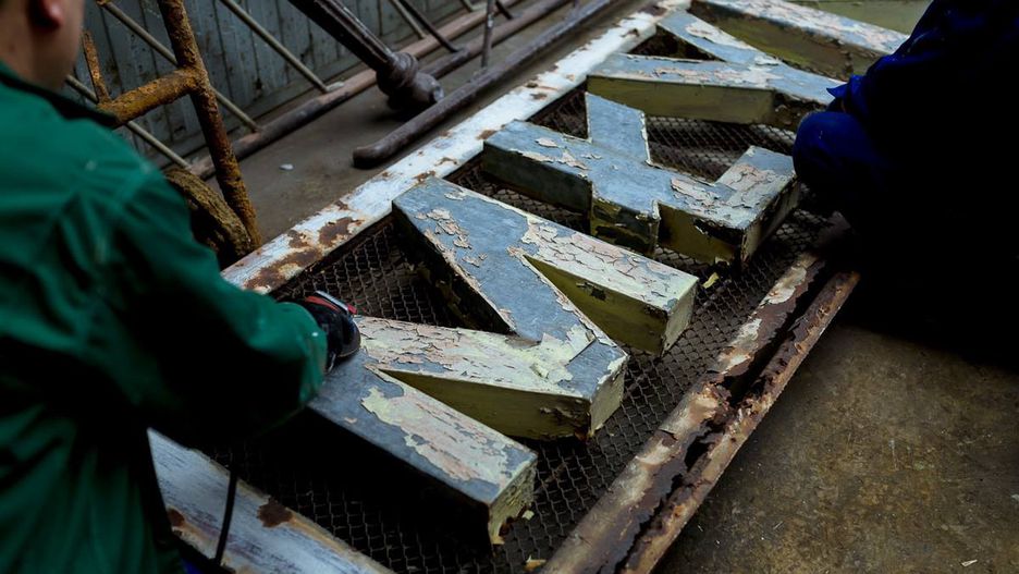 Wrocław. Młyn Maria. Stary napis przeszedł gruntowny remont i znów będzie cieszył oczy w dawnym miejscu