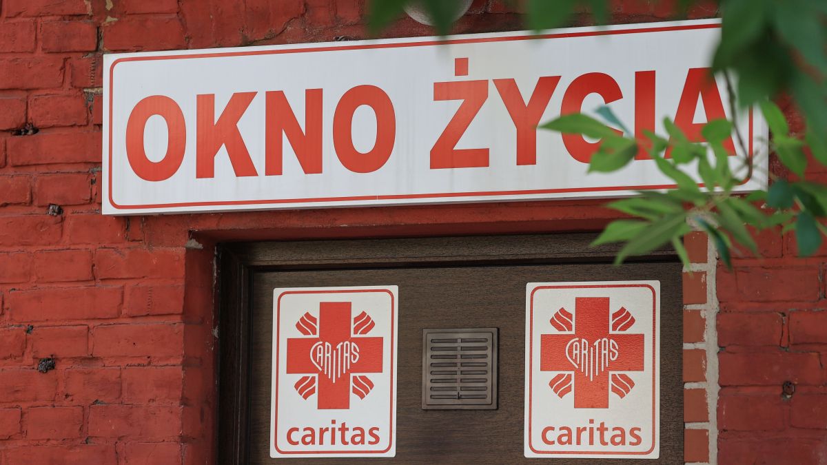 Kobieta zostawiła roczną córkę w oknie życia; zdj. poglądowe