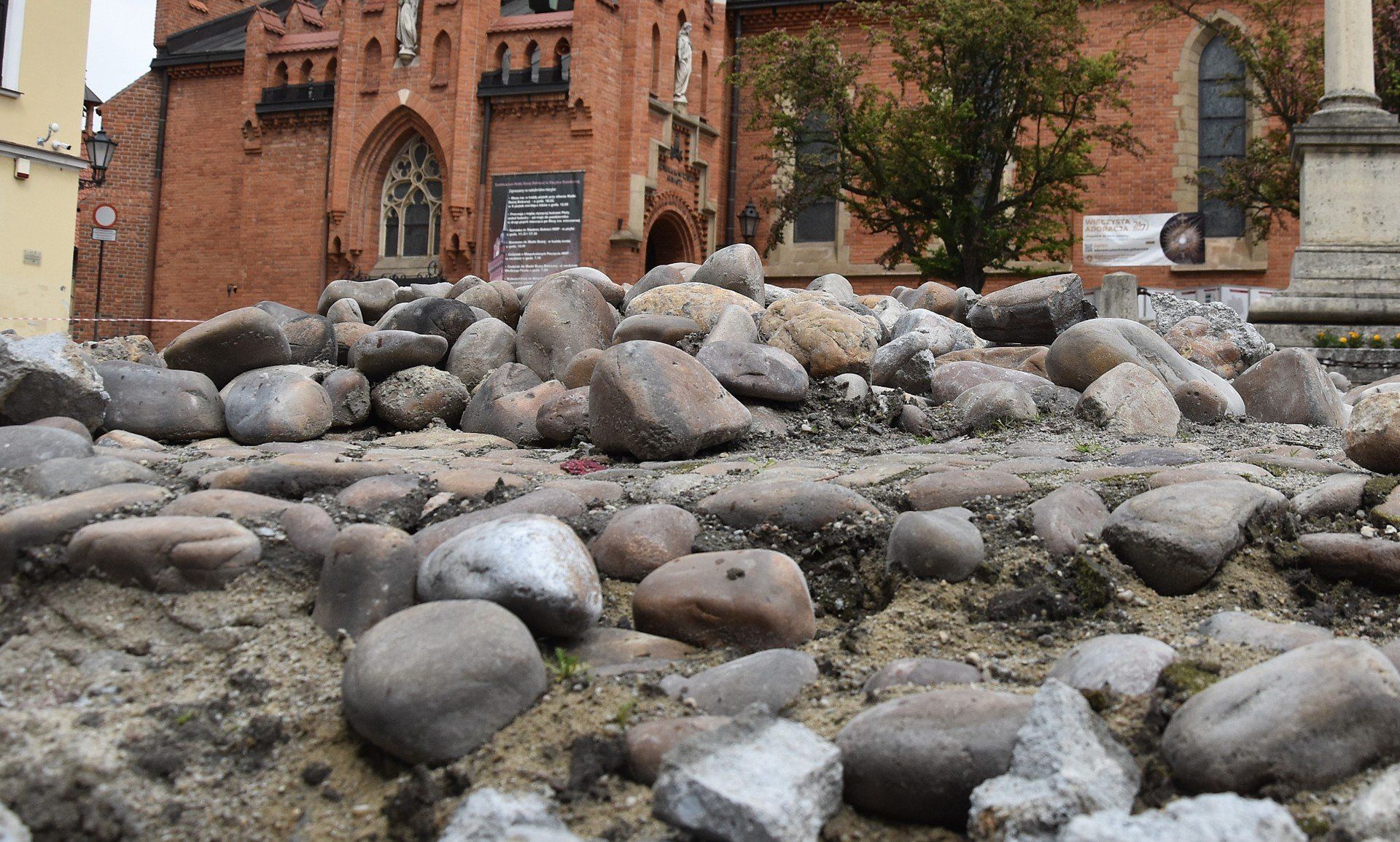 Rozpoczął się demontaż otoczaków, którymi wyłożony jest plac Katedralny w Tarnowie