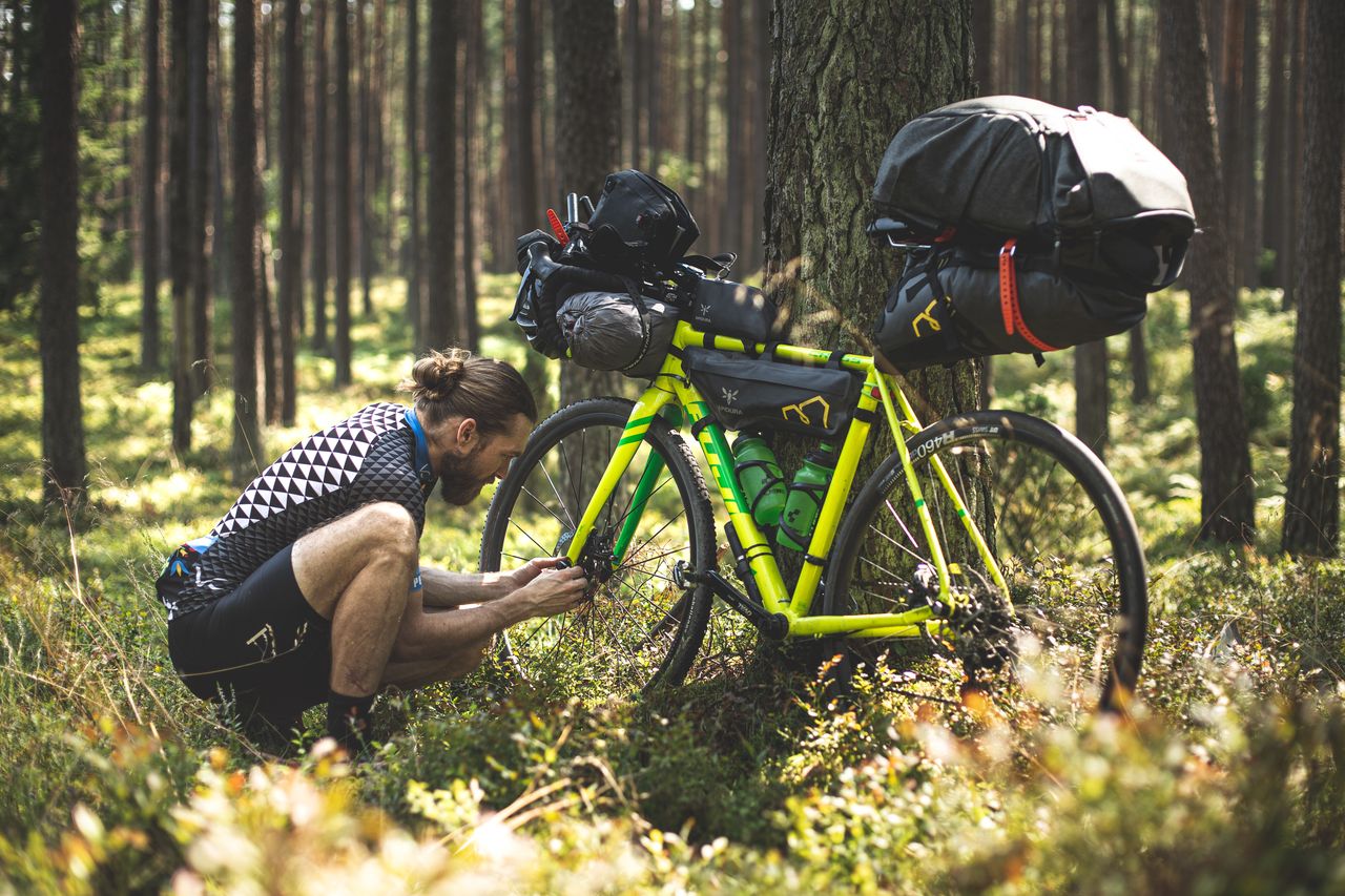 Niezbędnik rowerzysty. Narzędzia, które warto mieć w plecaku