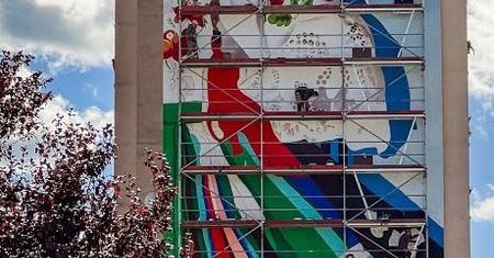 Na wieżowcu przy ul. Jesiennej 11 powstał nowy mural