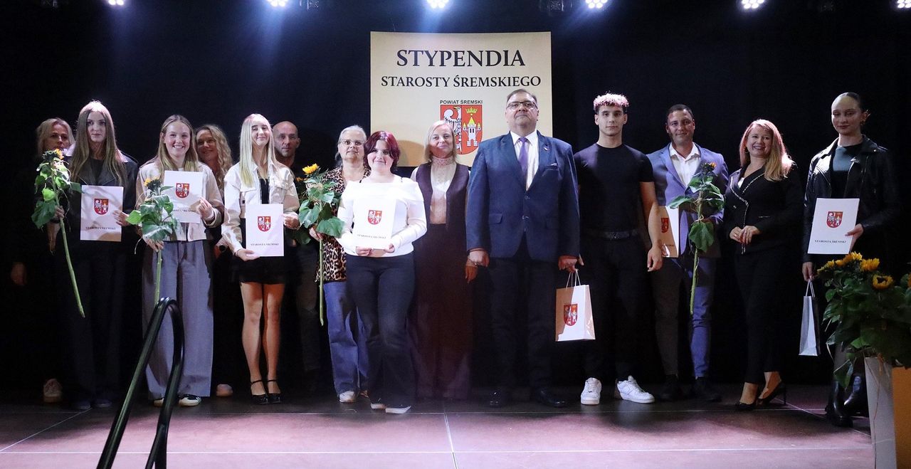 Śrem: Stypendia Starosty rozdane. Trafiły do rąk młodych i utalentowanych ludzi, uczniów szkół średnich