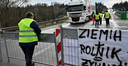 Rolnicy zamykają okrążenie miast. "Organizujemy wam dzień wolny od pracy"
