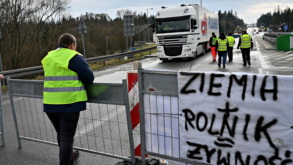 Protest rolników. Na fot. blokada przejścia granicznego w Chyżnem. Jednak 20 marca rolnicy planują około 600 protestów na drogach