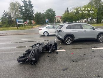 Warszawa: Kierujący motocyklem wjechał w tył auta. Porzucił maszynę i uciekł pieszo