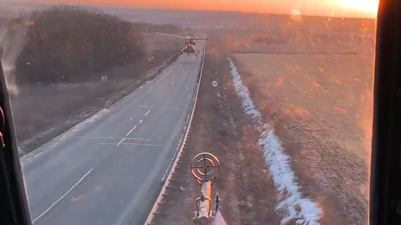 Para ukraińskich śmigłowców Mi-8 w drodze na front o poranku lub zachodzie Słońca.