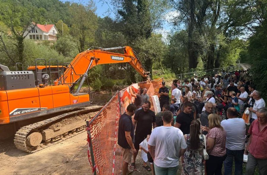 Aktywiści i mieszkańcy protestują przeciwko tamie na rzece Una