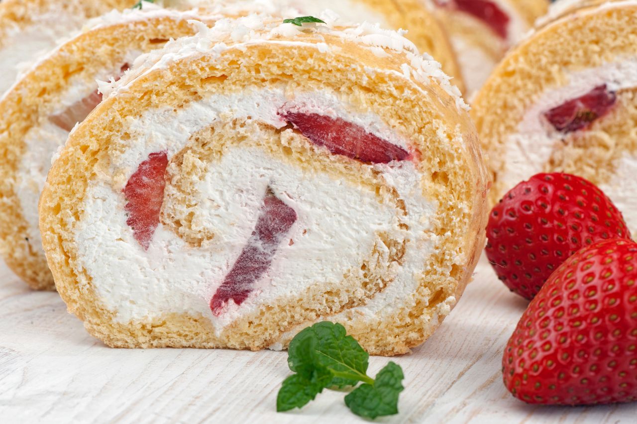 Sponge roll with whipped cream and strawberries