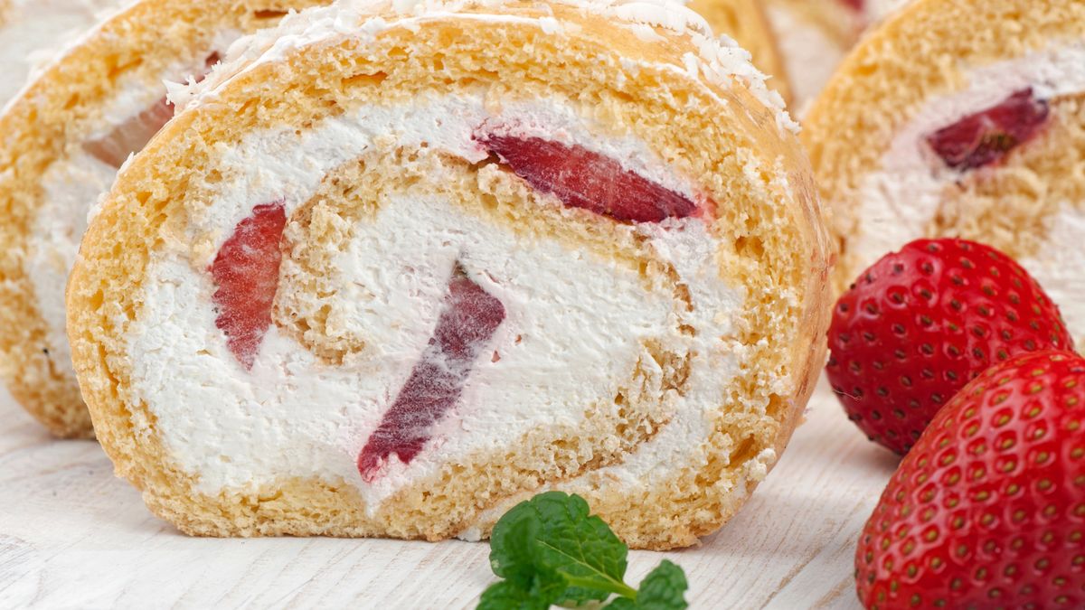 Rolada biszkoptowa z bitą śmietaną i truskawkami