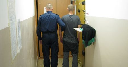 Głubczyce: Babcia nie wpuściła go do mieszkania. Wnuk miał w plecaku narkotyki