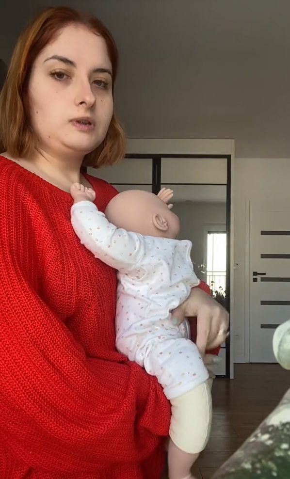Tiktokerka punktuje Friza za nieprawidłowe noszenie dziecka 