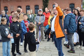 Pleszew: Historyczne spacery. Chętnych na opowieści Adama Staszaka nie brakowało