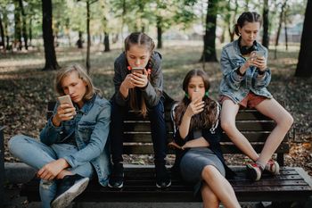Smartfon dla 12-latka. Dwa lata później pojawia się problem