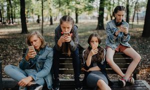 Smartfon dla 12-latka. Dwa lata później pojawia się problem