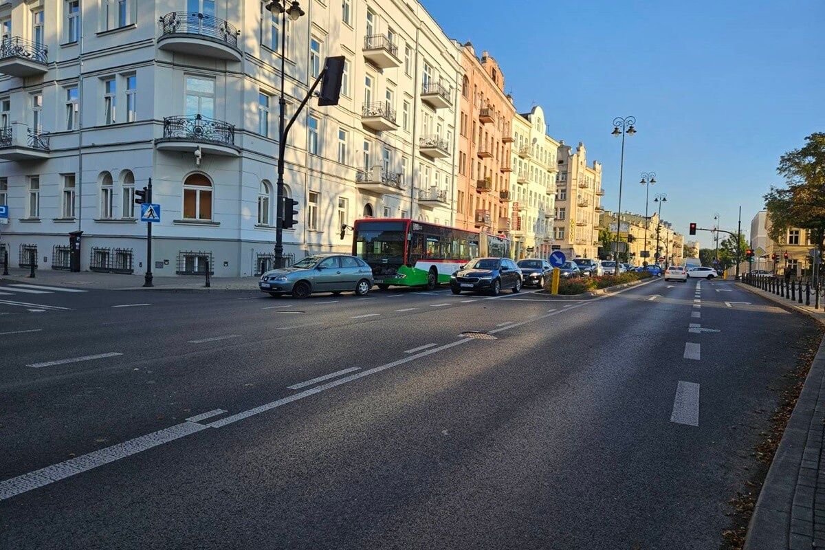 Zderzenie autobusu miejskiego z seatem przy Placu Litewskim