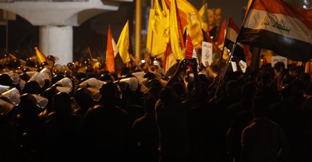 "Śmierć Ameryce, śmierć Izraelowi". Tłum chciał spalić ambasadę USA