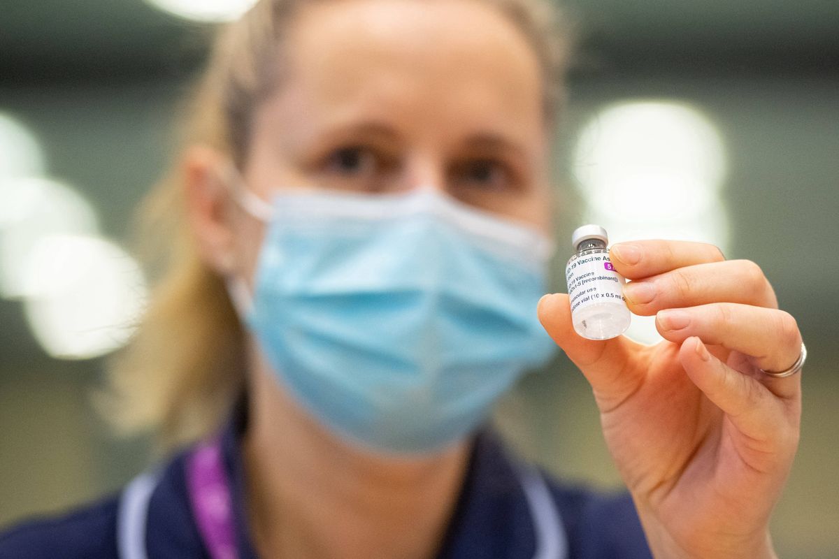 Szczepionka przeciw COVID-19. Astra Zeneca złożyła wniosek do Europejskiej Agencji Leków (PAP/PA, Dominic Lipinski)