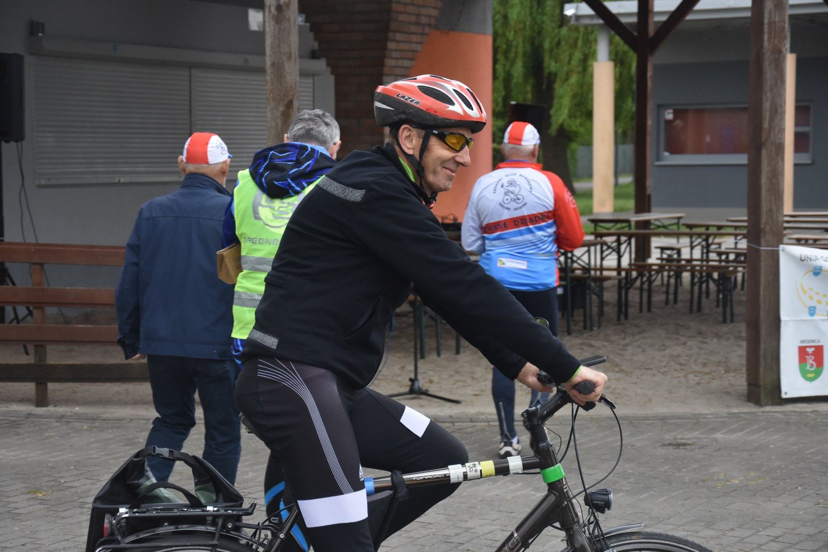 Rowerzyści powiatu śremskiego rozpoczęli tegoroczny sezon na Plaży Miejskiej w Dolsku.
