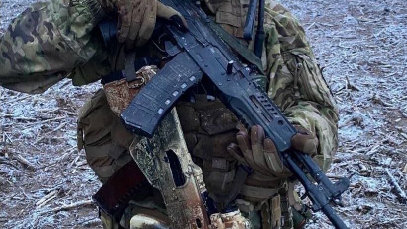 Ukraiński żołnierz ze zdobycznym karabinkiem AK-12.