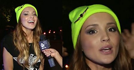 Marina zachwyca się swoją neonową czapką