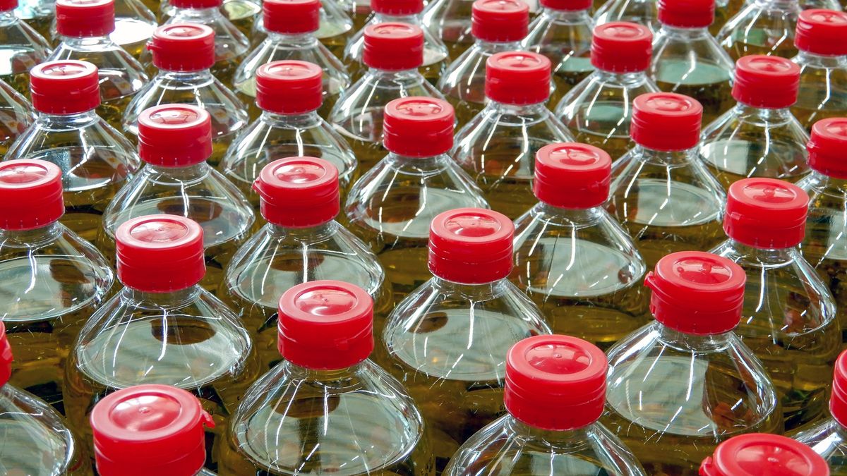 Pattern of vegetable oil bottles at factory warehouse store or supermarket
Pattern of vegetable oil bottles at factory warehouse store or supermarket
ribeirorocha
green, texture, group, diet, white, fat, isolated, color, wood, olive, nutrition, macro, health, eat, fresh, golden, glass, closeup, background, soya, vegetarian, natural, raw, healthy, oil
