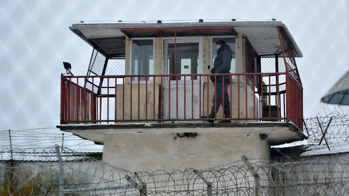 Zak?ad Karny w Goleniowie
Fot. Lukasz Szelemej/East News 
Goleniow, 07.02.2015

Z okazji obchodow swieta sluzby wieziennej w Zakladzie Karnym w Goleniowie zorganizowano Bieg za murem na dystansie 5 km, zwiedzajacy mogli zobaczyc wiezienie od wewnatrz oraz rozegrano turniej siatkowki, w ktorym wystapily zespoly skazanych, funkcjonariuszy Sluzby Wieziennej, zolnierzy z Jednostki Wojskowej z Glewic oraz samorzadowcy. 

Na zakonczenie zwiedzania mozna bylo takze zobaczyc pokaz tresury psow pracujacych na co dzien ze sluzbami.

Zaklad Karny w Goleniowie jest jednostka penitencjarna typu zamknietego przeznaczona do odbywania kary przez mezczyzn recydywistow. Wiezienie moze pomiescic 1039 osadzonych. 

W roku 2003 zak?ad zostal wpisany do rejestru zabytkow.
Lukasz Szelemej