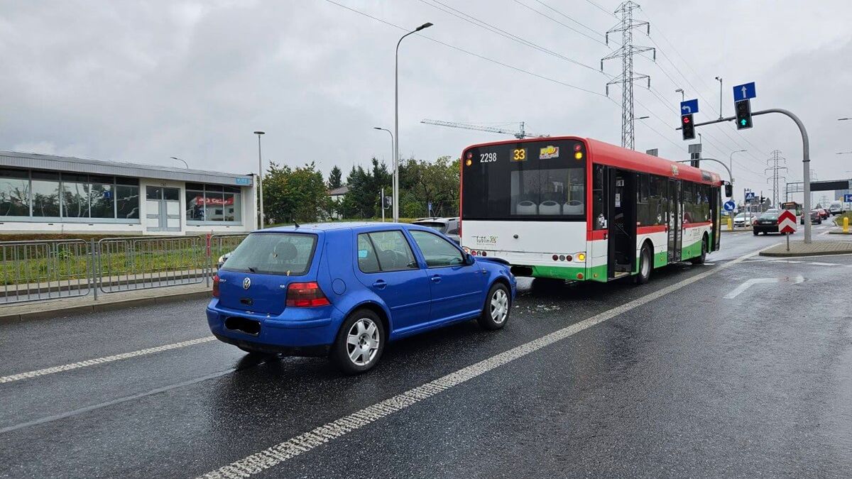 Volkswagen uderzył w tył autobusu komunikacji miejskiej na ul. Nałęczowskiej