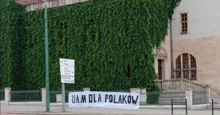 Baner "UAM dla Polaków". Uczelnia komentuje