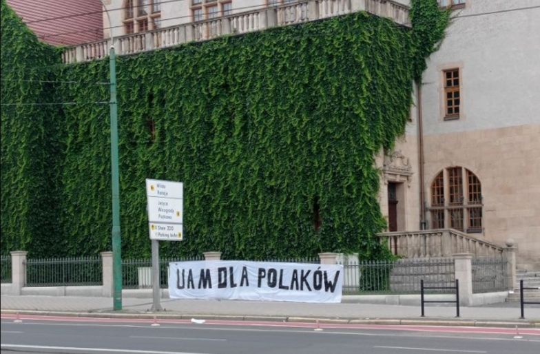 Baner "UAM dla Polaków". Uczelnia komentuje