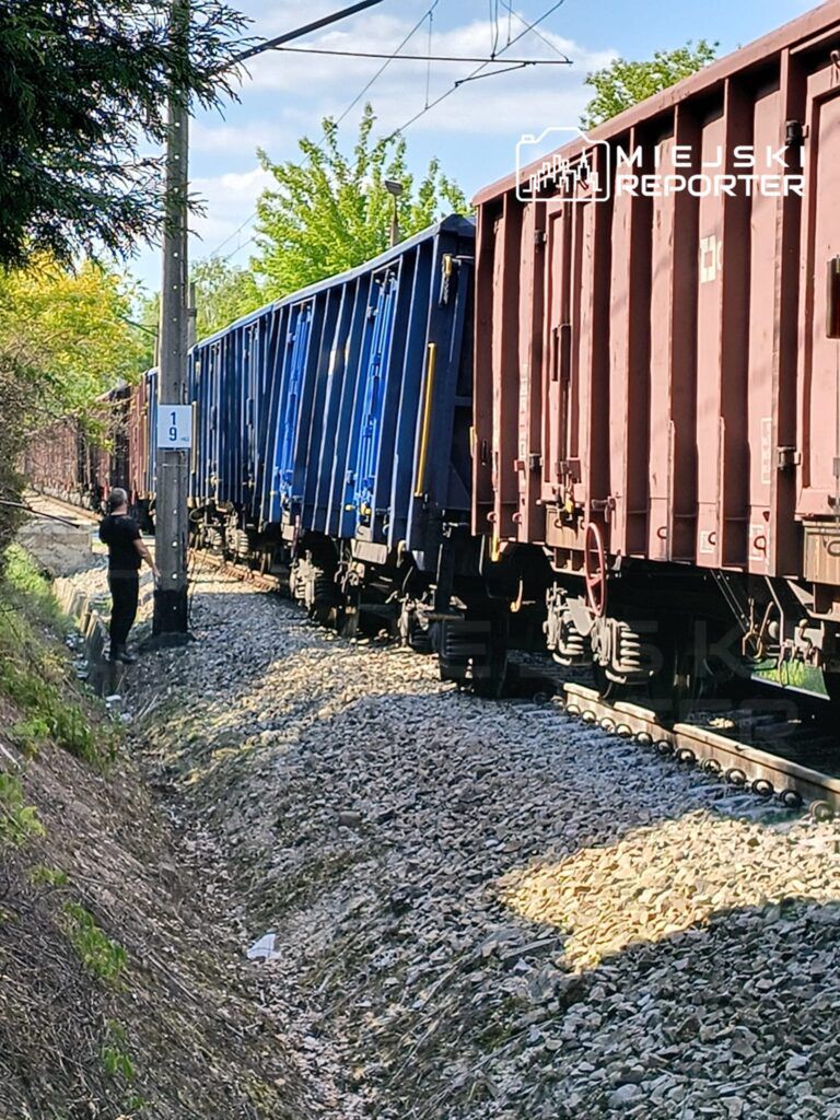 Warszawa. Wykolejenie jednego z wagonów pociągu towarowego na Woli