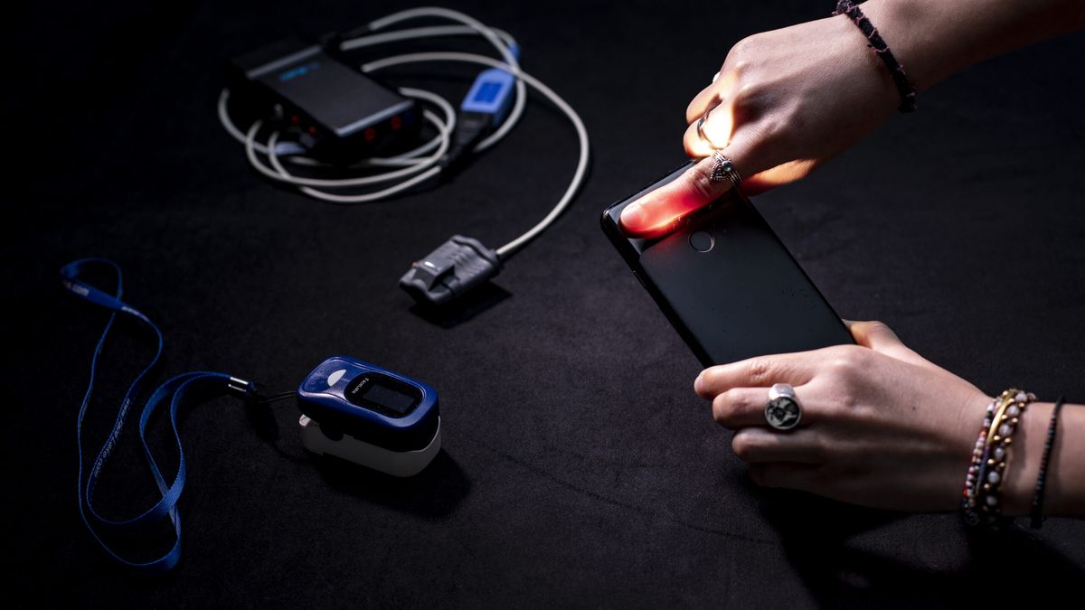 Aparat w smartfonie może pełnić rolę pulsoksymetru.