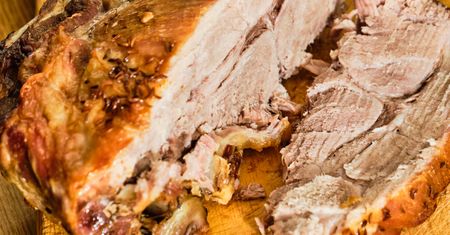 Taką karkówkę robię co roku na 15 sierpnia. Jest krucha i bardzo aromatyczna
