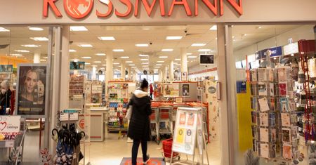Perwersyjne hasła na kosmetykach dla nastolatków. Produkty znikną z Rossmanna