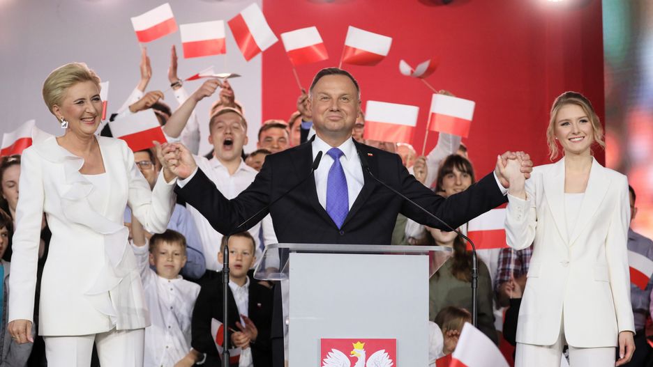 Pułtusk. Wieczór wyboczy Andrzeja Dudy po II turze wyborów prezydenckich 2020. Jak wynika z exit poll Andrzej Duda zdobył 50,4 proc. głosów, a Rafał Trzaskowski - 49, 6 proc. 