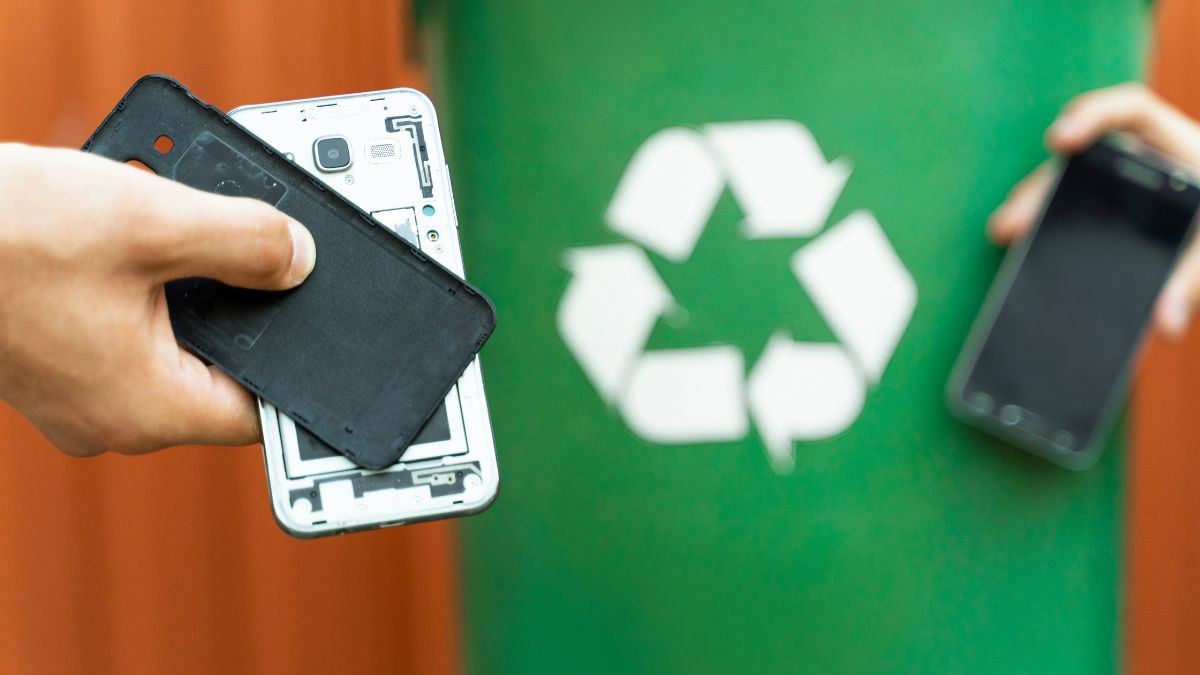 Stary telefon należy oddać do specjalnych punktów