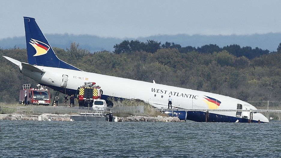Cargo plane crashed at airport of Montpellier
epa10203518 Rescue services and police act near near Boeing 737-436 (SF) cargo plane by the West Atlantic operator, that crashed after landing and came to a halt with its nose in lake near the airport of Montpellier, Southern France, 24 September 2022. There were no immediate information about the cause of the crash, that is under investigation, while the three crew members were reported unharmed. The airport of Montpellier was closed for an indefinite time, the Prefect of Herault announced in a press ststement.  EPA/Guillaume Horcajuelo 
Dostawca: PAP/EPA.
Guillaume Horcajuelo