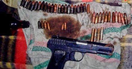 Gliwice. Sprzątała mieszkanie po zmarłej matce, a tu pistolet