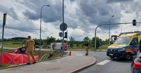 Tragedia w warmińsko-mazurskim. Samochód wpadł do rowu i dachował