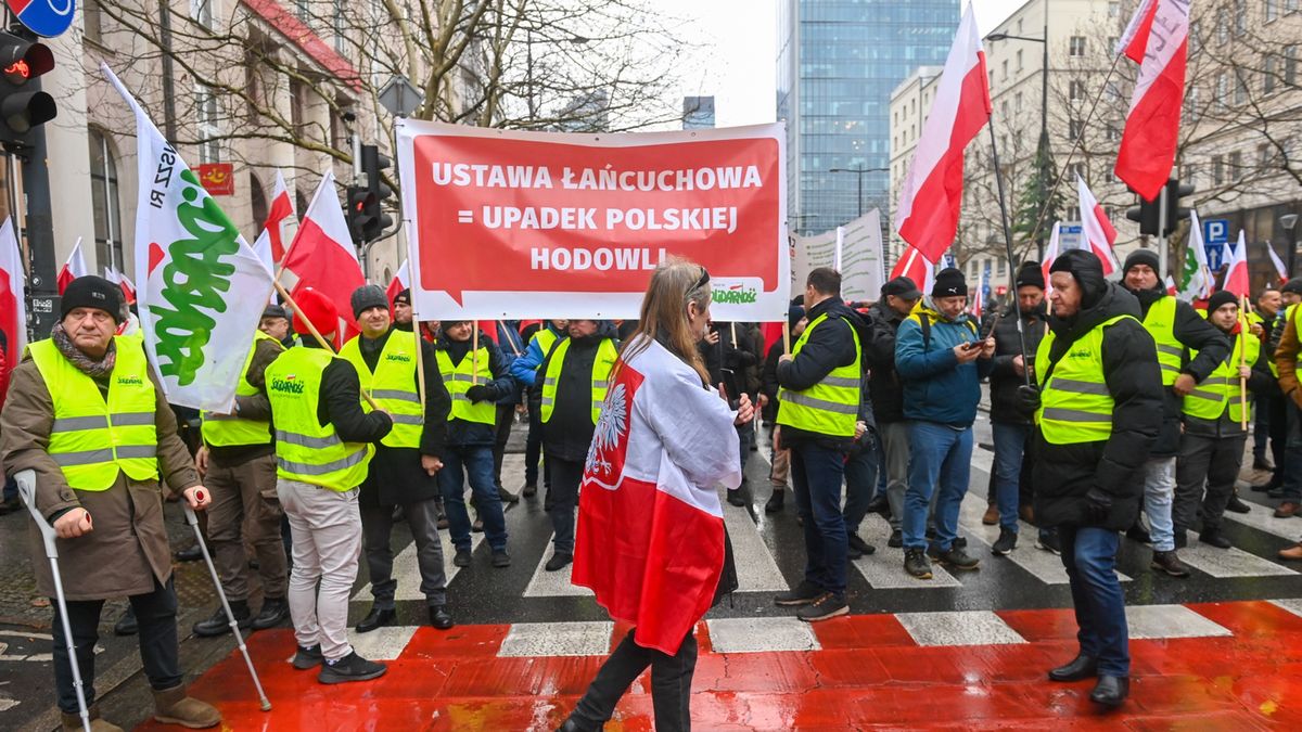 Protest rolników na ul. Świętokrzyskiej w Warszawie