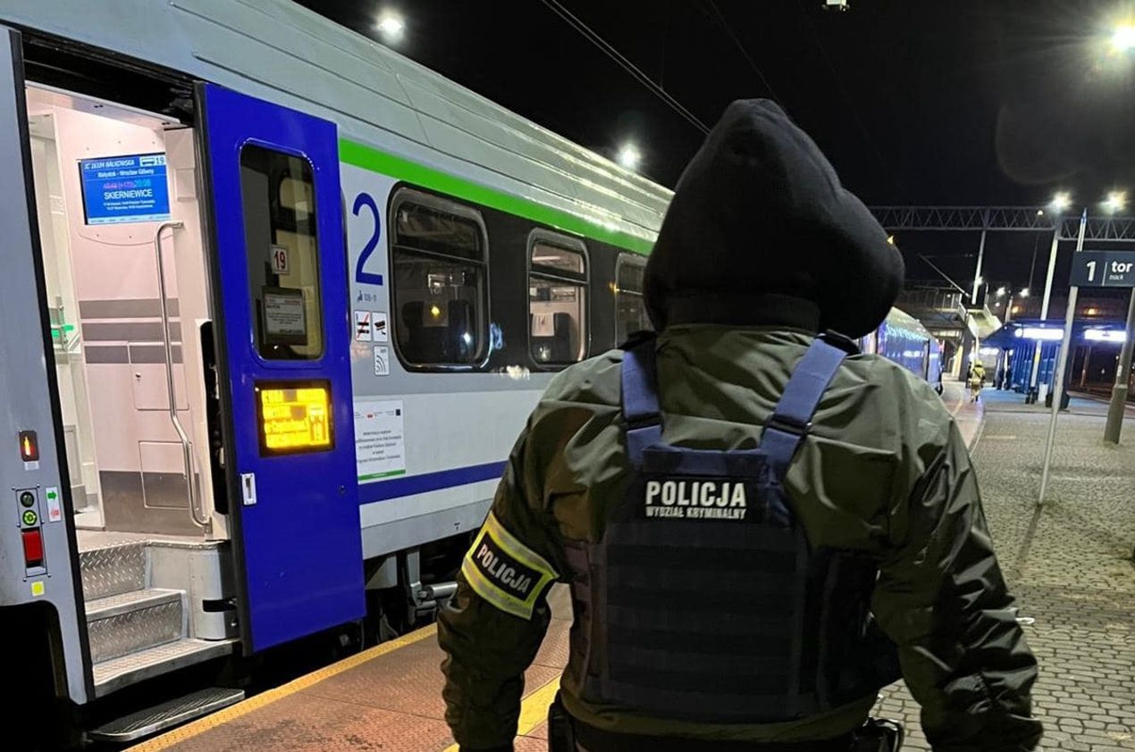 Ewakuacja pasażerów pociągu w Skierniewicach