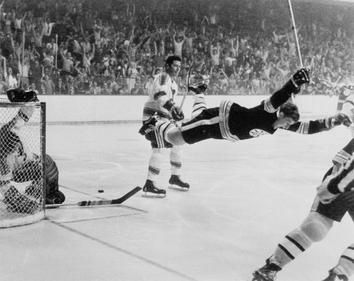 Rok 1970. Frunący równolegle do lodowej tafli Bobby Orr nie był - jak można by sądzić – faulowany źródło: domena publiczna