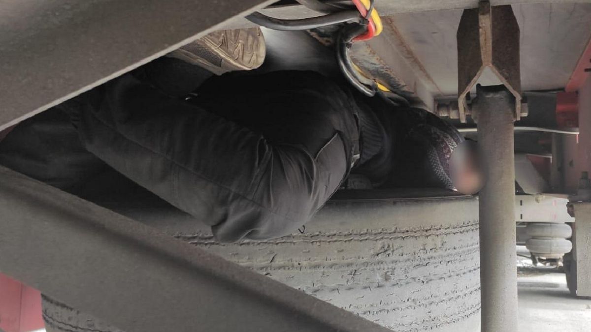 Afgańczyk schował się w podwoziu 