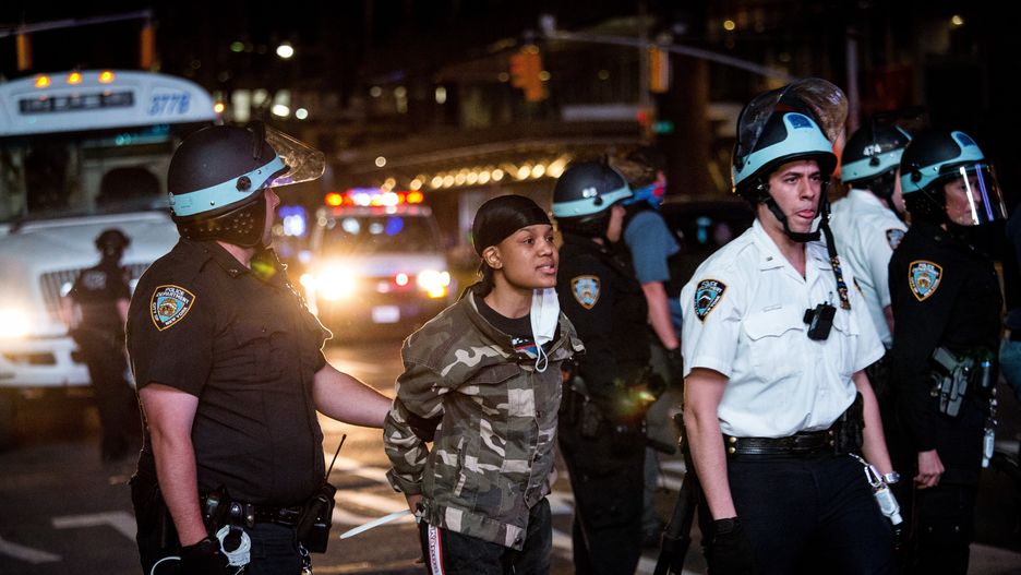 Zamieszki w USA wybuchły tuż po tym, jak 46-letni mężczyzna został uduszony przez policjanta