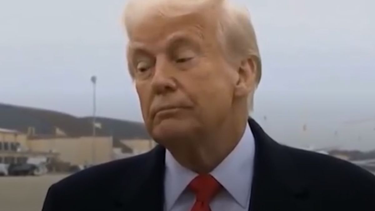 Prezydent USA Donald Trump uderzony mikrofonem.