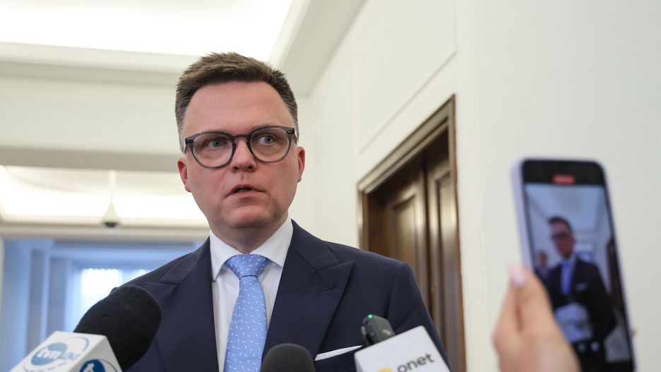 Warszawa, 09.05.2024. Marszałek Sejmu Szymon Hołownia podczas wypowiedzi dla dziennikarzy w Sejmie w Warszawie, 9 bm. Trwa posiedzenie Sejmu. (sko) PAP/Paweł Supernak